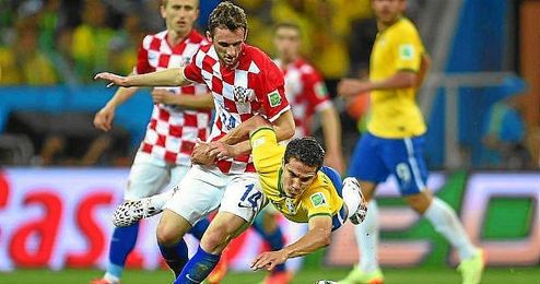 Brozovic en un lance con Hernanes, durante el Brasil-Croacia. Brozovic en un lance con Hernanes, durante el Brasil-Croacia.