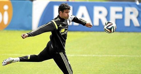 Diego Costa en un entrenamiento con España; ya es oficialmente jugador del Chelsea. Diego Costa en un entrenamiento con España; ya es oficialmente jugador del Chelsea.