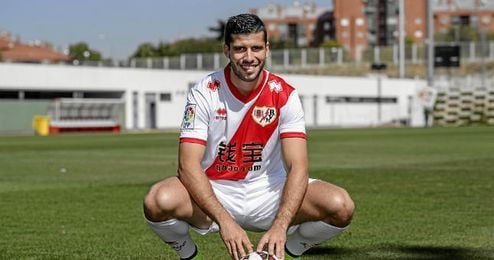 Emiliano Insua en su presentación oficial con el Rayo. Emiliano Insua en su presentación oficial con el Rayo.