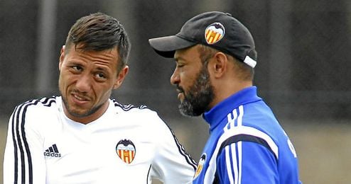 Alves junto al entrenador valencianista, Nuno Espirito Santo. Alves junto al entrenador valencianista, Nuno Espirito Santo.