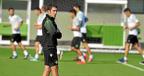 Velázquez aún no ha conseguido que el Betis demuestre su condición de favorito pero los números obtenidos son mejores de lo que parecen. Velázquez aún no ha conseguido que el Betis demuestre su condición de favorito pero los números obtenidos son mejores de lo que parecen.