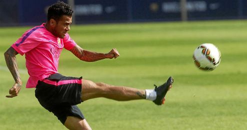 Dani Alves durante un entrenamiento del F.C. Barcelona. Dani Alves durante un entrenamiento del F.C. Barcelona.