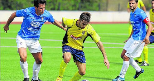 El atacante sanjuanero Fran Díaz conduce el esférico en un lance del duelo disputado contra el San Fernando. El atacante sanjuanero Fran Díaz conduce el esférico en un lance del duelo disputado contra el San Fernando.