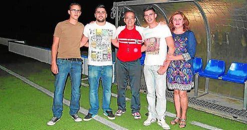 José Carrión, en el centro de la imagen, y el presidente, a su izquierda, junto a otros miembros de la directiva. José Carrión, en el centro de la imagen, y el presidente, a su izquierda, junto a otros miembros de la directiva.