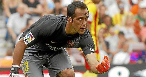 Claudio Bravo durante el partido liguero entre el Barça y el Athletic. Claudio Bravo durante el partido liguero entre el Barça y el Athletic.