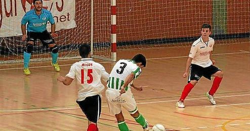 Lance del derbi sevillano entre el Betis y el Mundoseguros Triana. Lance del derbi sevillano entre el Betis y el Mundoseguros Triana.
