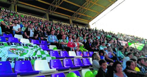 Una amplia representación de béticos, ayer en las gradas de Zorrilla. Una amplia representación de béticos, ayer en las gradas de Zorrilla.