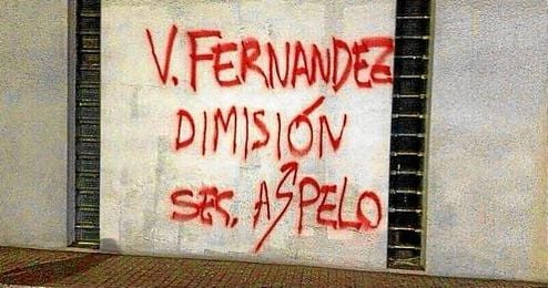 Pintadas en Riazor tras el partido en Sevilla. Pintadas en Riazor tras el partido en Sevilla.
