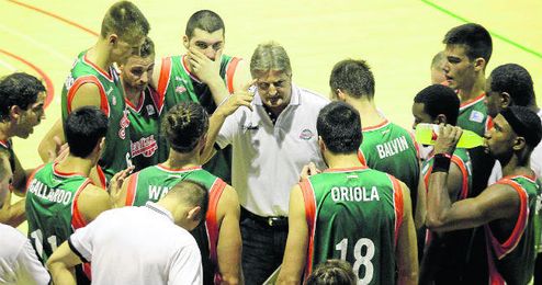 El estadounidense Scott Roth, sin licencia para entrenar en ACB, en uno de los partidos de pretemporada. El estadounidense Scott Roth, sin licencia para entrenar en ACB, en uno de los partidos de pretemporada.