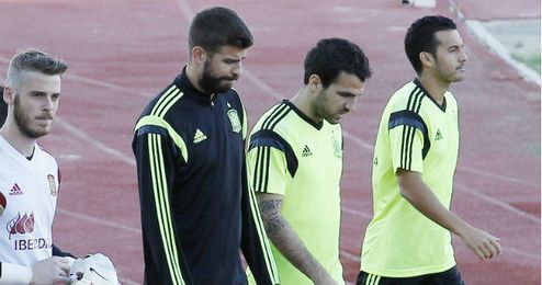 Cesc junto a Piqué, Pedro y De Gea. Cesc junto a Piqué, Pedro y De Gea.