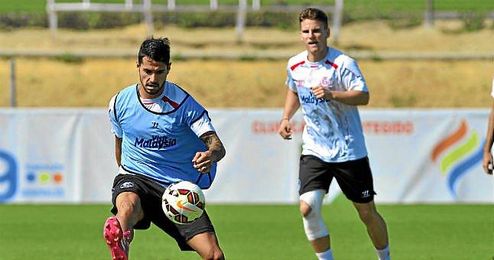 Vitolo durante un entrenamiento. Vitolo durante un entrenamiento.