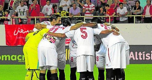 El plantel sevillista hace piña durante el encuentro ante el Valencia de la primera jornada de Liga en el Ramón Sánchez Pizjuán. El plantel sevillista hace piña durante el encuentro ante el Valencia de la primera jornada de Liga en el Ramón Sánchez Pizjuán.