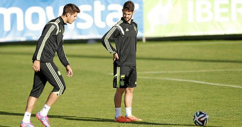 Isco observa a Morata antes de golpear el balón. Isco observa a Morata antes de golpear el balón.