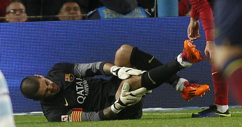 Instante en el que Valdés cae al suelo lesionado. Instante en el que Valdés cae al suelo lesionado.