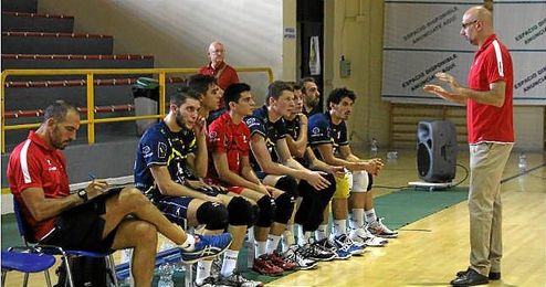 ´Magú´ da una charla técnica a sus jugadores. ´Magú´ da una charla técnica a sus jugadores.