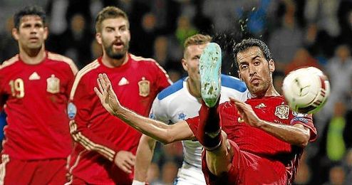 Busquets golpea el balón en un lance del Eslovaquia-España. Busquets golpea el balón en un lance del Eslovaquia-España.