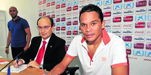 Bacca, en el acto de renovación de su contrato. Bacca, en el acto de renovación de su contrato.