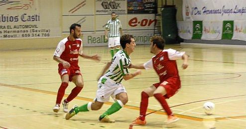 Un lance del encuentro entre Real Betis FSN y Racing Kallan Doors Alameda. Un lance del encuentro entre Real Betis FSN y Racing Kallan Doors Alameda.