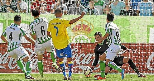 Adán salvó una ocasión de gol de Nauzet. Adán salvó una ocasión de gol de Nauzet.