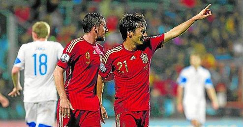 David Silva, en la imagen junto a Paco Alcácer, que volvió a marcar, abrió el camino del triunfo para España con un auténtico golazo. David Silva, en la imagen junto a Paco Alcácer, que volvió a marcar, abrió el camino del triunfo para España con un auténtico golazo.