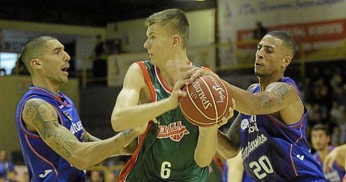 Porzingis protegiendo el balón en un partido ante Estudiantes. Porzingis protegiendo el balón en un partido ante Estudiantes.