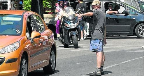 Los aparcacoches abundan en las calles de Sevilla, donde se han abierto 19.815 expedientes por ello. Los aparcacoches abundan en las calles de Sevilla, donde se han abierto 19.815 expedientes por ello.