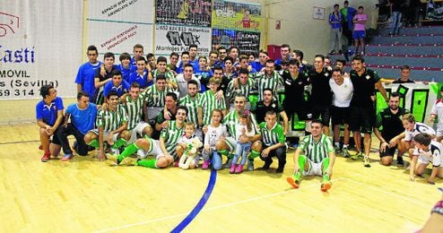 La plantilla del Betis FSN estalló de júbilo a la conclusión de su eliminatoria con el Jaén Paraíso Interior. La plantilla del Betis FSN estalló de júbilo a la conclusión de su eliminatoria con el Jaén Paraíso Interior.