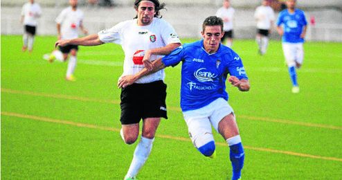 El rápido delantero gerenense Iván persigue a un rival del San Fernando. El rápido delantero gerenense Iván persigue a un rival del San Fernando.