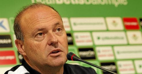 Pepe Mel, en rueda de prensa con el Real Betis Pepe Mel, en rueda de prensa con el Real Betis