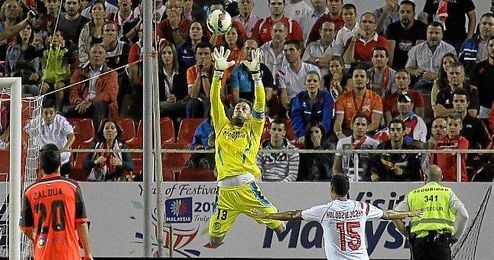 Beto intenta atrapar un balón ante la Real Sociedad. Beto intenta atrapar un balón ante la Real Sociedad.