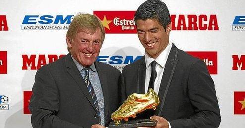 Luis Suárez junto a Kenny Dalglish recibiendo la Bota de Oro. Luis Suárez junto a Kenny Dalglish recibiendo la Bota de Oro.