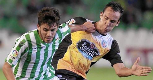 Dani Ceballos disputa un balón durante el partido en el Villamarín. Dani Ceballos disputa un balón durante el partido en el Villamarín.