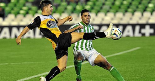 Bruno disputa un balón en el encuentro copero de ayer ante el Lugo Bruno disputa un balón en el encuentro copero de ayer ante el Lugo