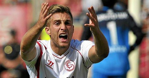 Deulofeu cambia con trabajo el mal concepto que muchos tenían y muestra en el Sevilla su versión más solidaria. Deulofeu cambia con trabajo el mal concepto que muchos tenían y muestra en el Sevilla su versión más solidaria.