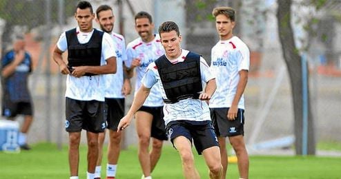 Gameiro, durante un entrenamiento. Gameiro, durante un entrenamiento.