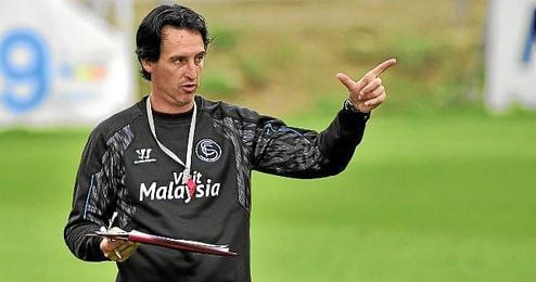 Emery dirige un entrenamiento en la ciudad deportiva nervionense. Emery dirige un entrenamiento en la ciudad deportiva nervionense.