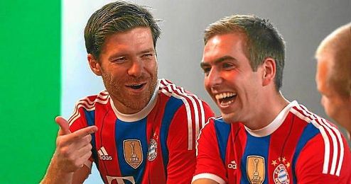 Xabi Alonso junto a Philipp Lahm en un acto de Bayern. Xabi Alonso junto a Philipp Lahm en un acto de Bayern.