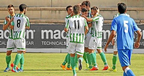 Los jugadores del filial celebran uno de los goles ante el Melilla. Los jugadores del filial celebran uno de los goles ante el Melilla.