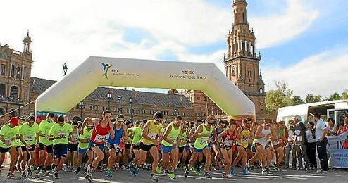 Imagen de la salida de la carrera en el Plaza de España. Imagen de la salida de la carrera en el Plaza de España.
