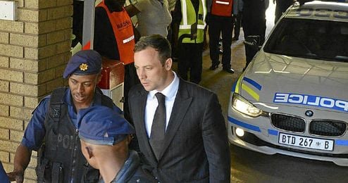Pistorius ha sido llevado a prisión tras conocer su condena. Pistorius ha sido llevado a prisión tras conocer su condena.