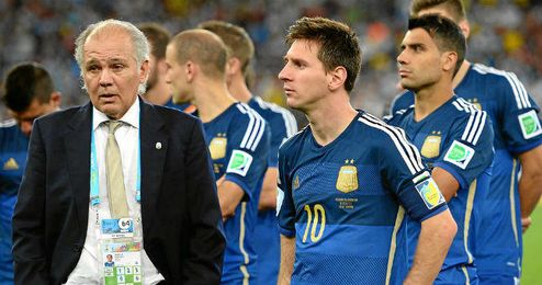 Sabella junto a Messi tras caer ante Alemania en la final del último Mundial. Sabella junto a Messi tras caer ante Alemania en la final del último Mundial.