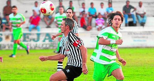 Paquito (derecha), con el Gerena en un partido ante el Mairena. Paquito (derecha), con el Gerena en un partido ante el Mairena.