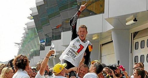 Tito Rabat celebró con su equipo el título de campeón de Moto2. Tito Rabat celebró con su equipo el título de campeón de Moto2.