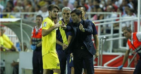 Marcelino da instrucciones a uno de sus jugadores en el partido disputado ayer en el Sánchez-Pizjuán. Marcelino da instrucciones a uno de sus jugadores en el partido disputado ayer en el Sánchez-Pizjuán.