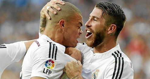Ramos celebra con Pepe uno de los goles del clásico. Ramos celebra con Pepe uno de los goles del clásico.