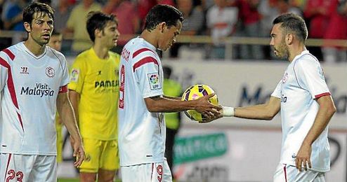 Aspas entrega el balón a Bacca para que lance el penalti ante el Villarreal. Aspas entrega el balón a Bacca para que lance el penalti ante el Villarreal.
