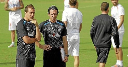 Emery junto a Pablo Villa en un entrenamiento sevillista. Emery junto a Pablo Villa en un entrenamiento sevillista.