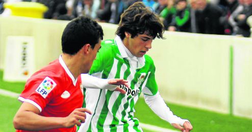 El bético Abeledo y el sevillista Mode, en el derbi de División de Honor Juvenil de la 12/13. El bético Abeledo y el sevillista Mode, en el derbi de División de Honor Juvenil de la 12/13.