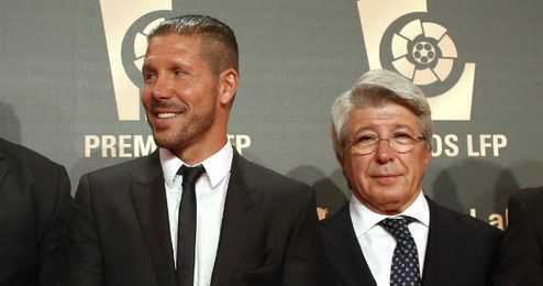 Cerezo posa junto a Simeone, el único galardonado del Atlético. Cerezo posa junto a Simeone, el único galardonado del Atlético.
