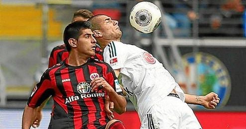 Zambrano (izquierda), en un lance del Eintracht-Bayer Leverkusen. Zambrano (izquierda), en un lance del Eintracht-Bayer Leverkusen.